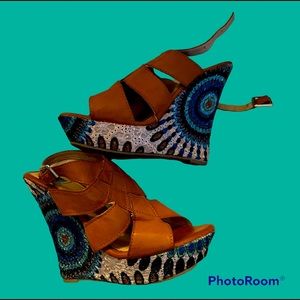 Blue brand boho ethnic print wedge.